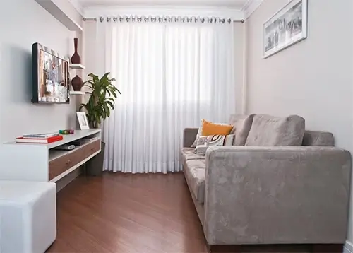 Bela sala de estar pequena e simples decorada com cores neutras