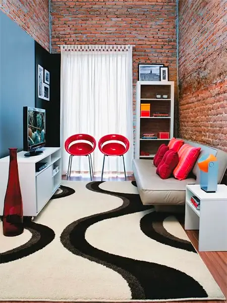 Apartamento com sofá e almofadas coloridas