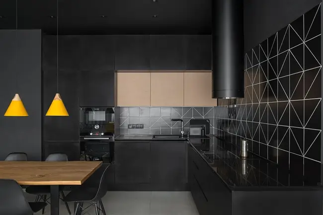Cozinha preta com acessórios coloridos 